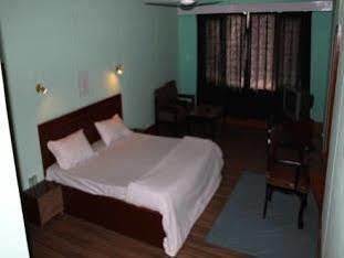 Hotel Pamposh Srinagar  Exterior photo